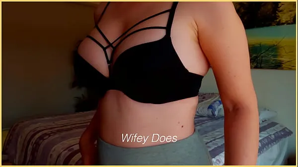 Visa MILF hot lingerie. Big tits in black lace bra varma klipp