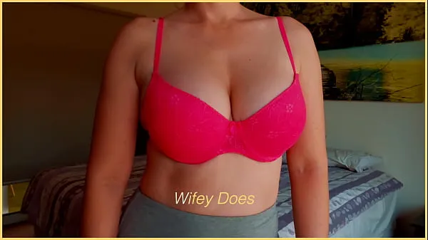 Visa MILF hot lingerie. Big tits in pink lace bra varma klipp