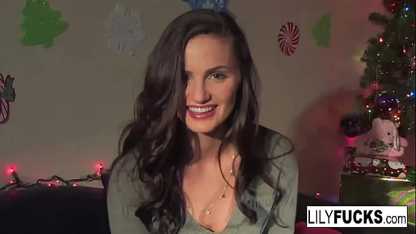 Affichez Lily nous raconte ses vœux de Noël excitants avant de se satisfaire dans les deux trous clips chauds