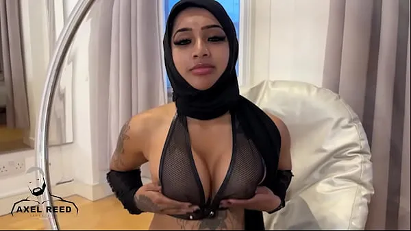 Εμφάνιση ARABIAN MUSLIM GIRL WITH HIJAB FUCKED HARD BY WITH MUSCLE MAN ζεστών κλιπ