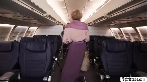 Pokaži TS flight attendant threesome sex with her passengers in plane tople posnetke
