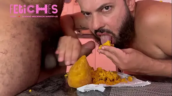 Vis COXINHA- boy sucks thick dick while eating coxinha varme klipp