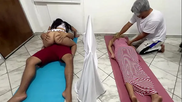 Tampilkan I FUCK THE BEAUTIFUL WOMAN MASSEUSE NEXT TO MY WIFE WHILE THEY GIVE HER MASSAGES - COUPLE MASSAGE SALON Klip hangat