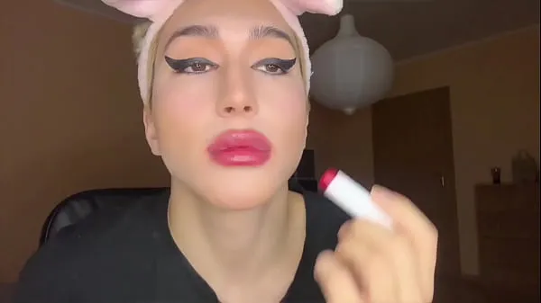 Pokaži Sissy slut makeup tople posnetke