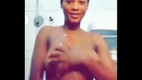 Tunjukkan Perfect tits ebony teasing in the washroom erotic Klip hangat