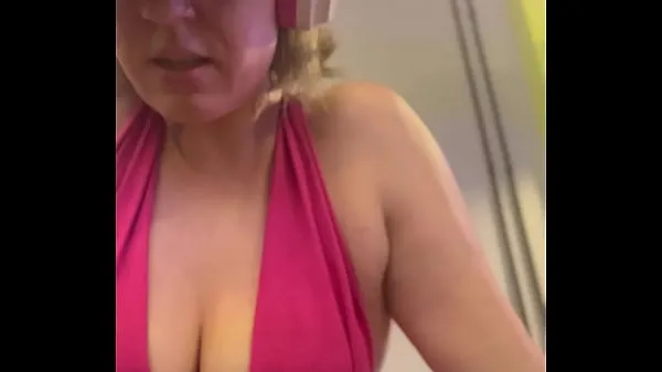 Hiển thị Wow, my training at the gym left me very sweaty and even my pussy leaked, I was embarrassed because I was so horny Clip ấm áp