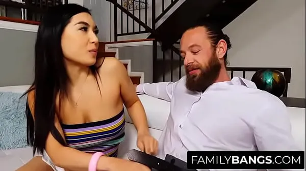 Meleg klipek megjelenítése Slutty Baby Mounting her Step Father in Home Couch