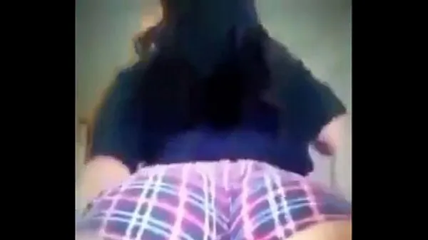 Pokaži Thick white girl twerking tople posnetke