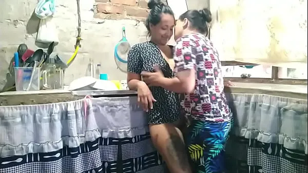 Tampilkan Since my husband is not in town, I call my best friend for wild lesbian sex Klip hangat