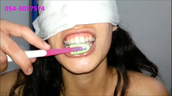 Tampilkan Sharon From Tel-Aviv Brushes Her Teeth With Cum Klip hangat
