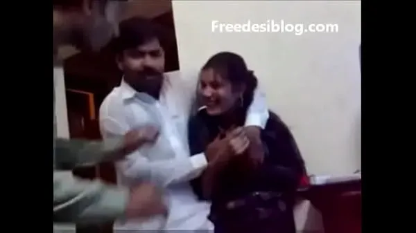 Show Pakistani Desi girl and boy enjoy in hostel room warm Clips